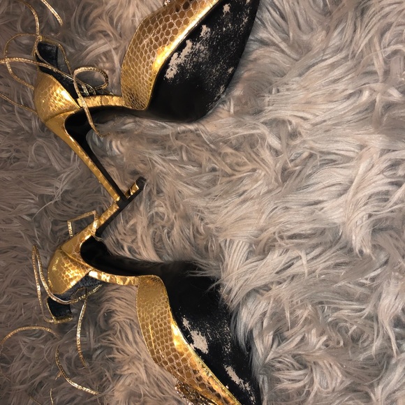 Jennifer Lee gold heels - Picture 4 of 7